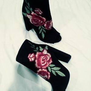 Beautiful black embroidered flower boots 6.5 fit 7